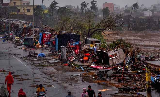 बंगाल में हल्का पड़ा चक्रवाती तूफान फानी का असर, बांग्लादेश की ओर बढ़ा