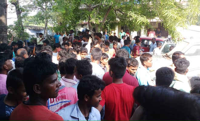 मोतिहारी के पीपराकोठी में कोचिंग जा रहे दो छात्रों की टैंकर से दबकर मौत, थाने में तोड़फोड़, वाहन क्षतिग्रस्त