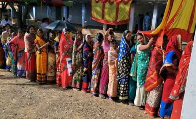 लोकसभा चुनाव: 5 सीटों पर मतदान जारी; सोनपुर में ईवीएम तोड़ा, मतदान केंद्रों पर मतदाताओं की लंबी कतारें