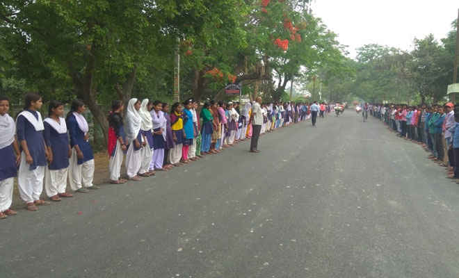 बेतिया के जगदीशपुर मे मानव शृंखला बना स्कूली बच्चों ने की मतदान की अपील