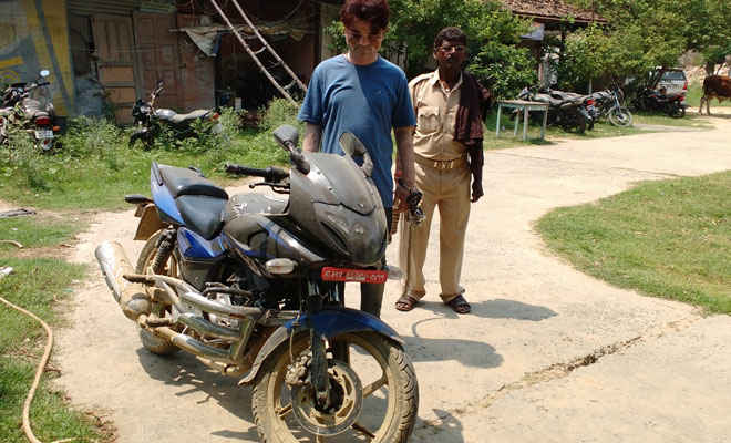 नेपाल की चुराई पल्सर को बेच रहा था रक्सौल में, लोगों ने पकड़कर पुलिस को सौंपा