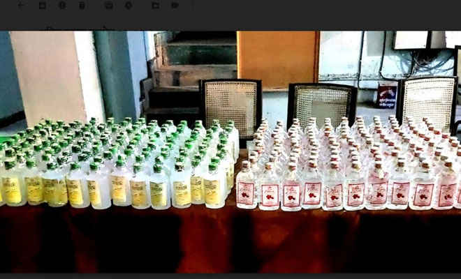 रक्सौल पुलिस ने चैनपुर गांव से रेड कर भारी मात्रा में नेपाली शराब जब्त की, कारोबारी दूसरी बार फरार