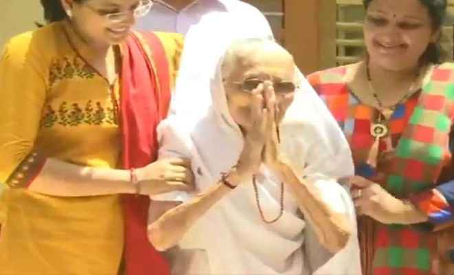 बेटे को जीतता देख खुश हुईं प्रधानमंत्री मोदी की मां, हाथ जोड़कर किया अभिवादन