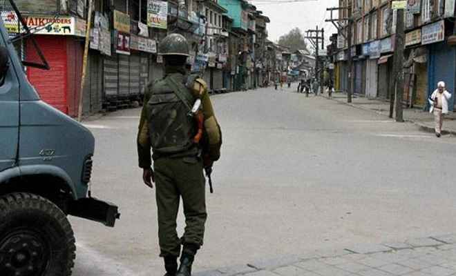 जम्मू/कश्मीर: आतंकी जाकिर मूसा के मारे जाने के चलते कश्मीर के कुछ हिस्सों में दूसरे दिन भी कर्फ्यू जारी