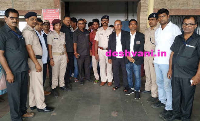 समस्तीपुर मंडल की उड़नदस्ता टीम ने रक्सौल जंक्शन पर की नाकेबंदी, मिथिला एक्सप्रेस से पकड़ाए 21 बेटिकट यात्री