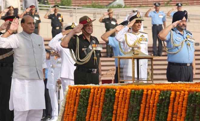 रक्षा मंत्री का कार्यभार संभालने से पहले राजनाथ सिंह ने युद्ध स्मारक पहुंचकर शहीदों को दी श्रद्धांजलि