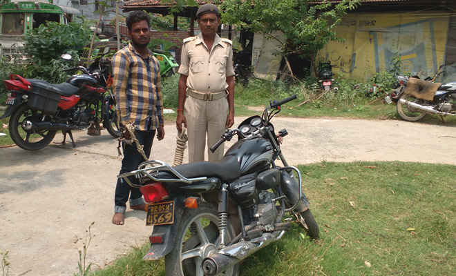 नेपाली युवक को लोगों ने पीटकर रक्सौल पुलिस को सौंपा, बताया- बाइक चोरी करते रंगे हाथ दबोचा