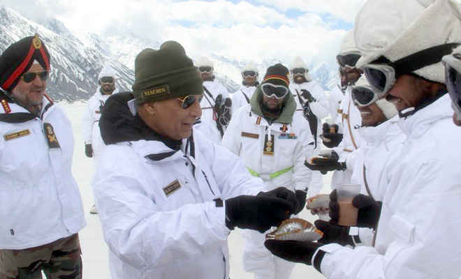 रक्षा मंत्री ने सियाचिन ग्लेशियर का दौरा किया, कहा- सैनिकों के माता-पिता को भेजेंगे धन्यवाद पत्र