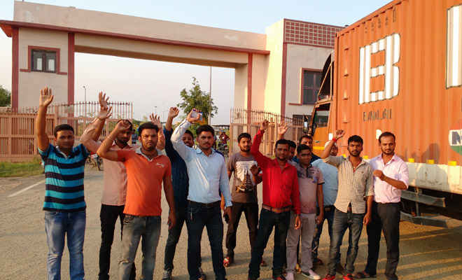 दो महीने से वेतन बंद, कर्मियों ने रक्सौल आईपीसी गेट पर धरना-प्रदर्शन, दो घंटे तक कामकाज बंद
