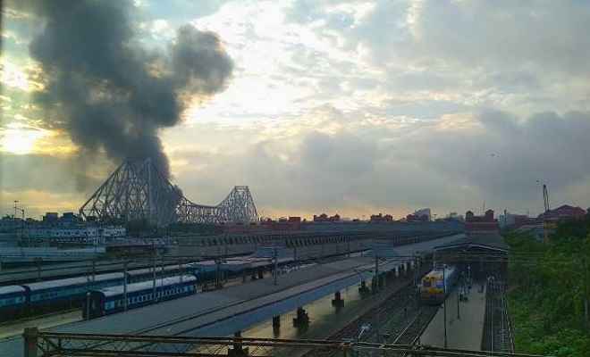 कोलकाता: केमिकल फैक्टरी में लगी आग, मौके पर जुटी फायर ब्रिगेड की 20 गाड़ियां