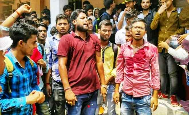 पाटलिपुत्र विश्वविद्यालय में नामांकन के दौरान हो रही धांधली के खिलाफ सड़क पर उतरे छात्र
