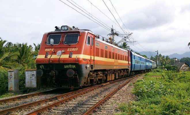 चक्रवात 'वायु' ने बदली दिशा, रेलवे ने रद्द कीं 77 ट्रेनें, 33 अन्य आंशिक रूप से रोकी गईं