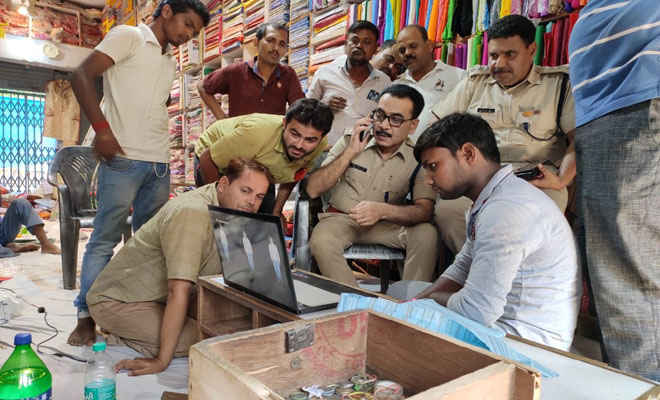 मोतिहारी के श्यमापुर बाजार में अपराधियों ने कपड़ा दुकान से 4 लाख लूटे, पीछा कर रहे थाना चौकीदार को गोली मारी