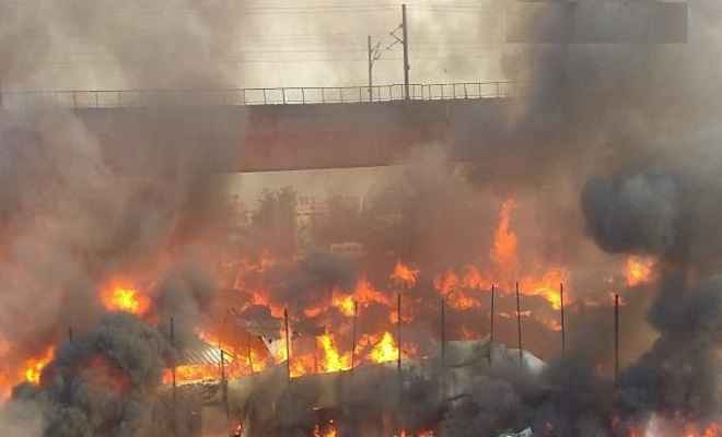 दिल्ली: कालिंदी कुंज के पुराने फनीर्चर मार्केट में लगी भीषण आग, लाखों का नुकसान