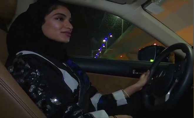 निकाह की शर्तों में ड्राइविंग के अधिकार को शामिल करा रही हैं सऊदी अरब की महिलाएं