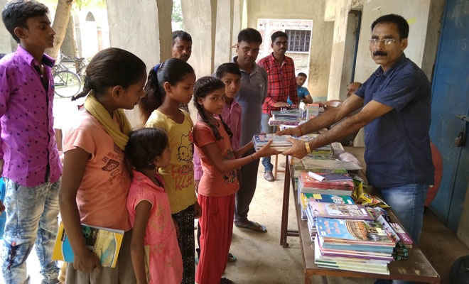 आदापुर के संकुल केन्द्रों पर लगा पुस्तक मेला, छात्र-छात्राओं ने दिखाई किताबों में रुचि