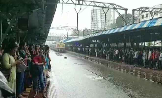मुंबई: भारी बारिश ने रोकी मुंबई की रफ्तार, कई ट्रेनें रद्द, रेल पटरियों पर भी भरा पानी