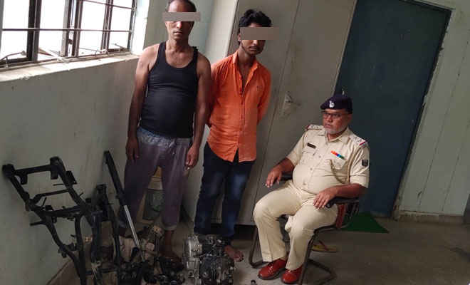 रक्सौल में चोरी की बाइक को कटिंग कर नेपाल भेजने वाले पिता-पुत्र गिरफ्तार, इंजन, चेसिस व पार्ट्स बरामद