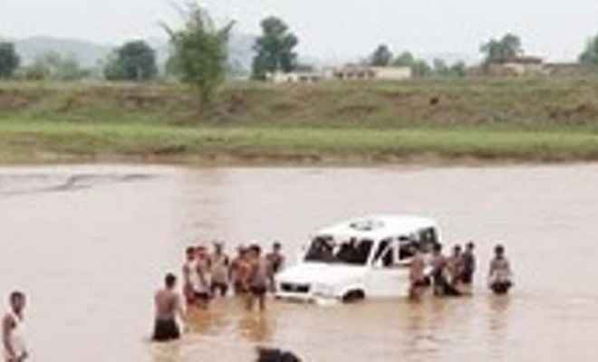 नदी से निकाली बीडीओ की कार, बाढ़ में बह गयी थी टाटा सुमो