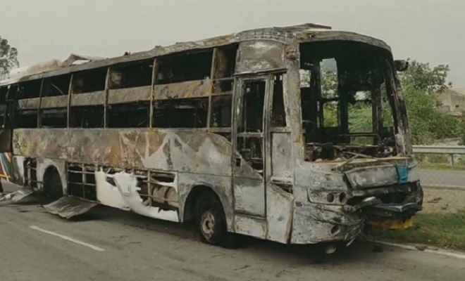 दिल्ली से जम्मू जा रही टूरिस्ट बस में लगी आग, दो यात्री की मौत कई घायल