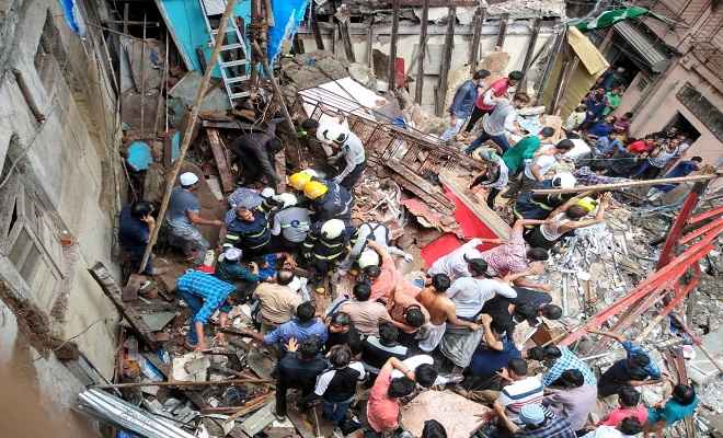 मुंबई में चार मंजिला इमारत ढही, मलबे में 50 लोग दबे, राहत बचाव कार्य जारी