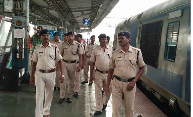 आरपीएफ ने रक्सौल स्टेशन पर ट्रेनों में की जांच, सहायता के लिए 182 डायल करने की दी गई यात्रियों को सलाह