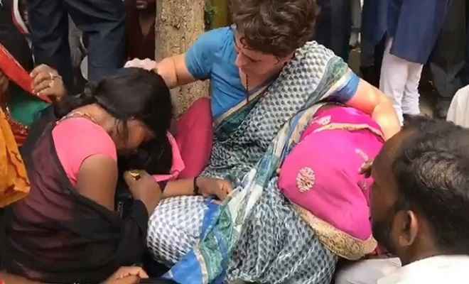 सोनभद्र हत्याकांड: पीड़ितों से मिलीं प्रियंका गांधी, गले लगकर रो पड़ीं महिलाएं