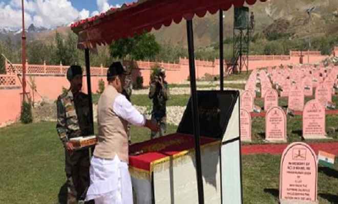 रक्षा मंत्री राजनाथ सिंह पहुंचे द्रास, करगिल युद्ध स्मारक में शहीद जवानों को दी श्रद्धाजंलि
