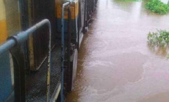 मुंबई: भीषण बारिश में अटकी महालक्ष्मी एक्सप्रेस, ट्रेन में फंसे 500 यात्रियों को बचाया गया