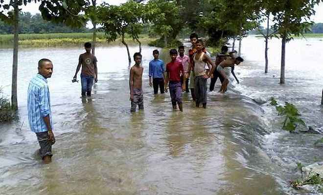 बाढ़ का कहर: 130 लोगों की मौत, 88.46 लाख आबादी प्रभावित, घट रहा जलस्तर