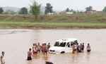 नदी से निकाली बीडीओ की कार, बाढ़ में बह गयी थी टाटा सुमो