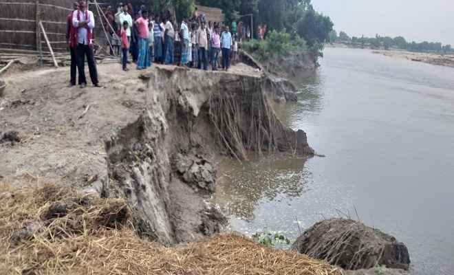 सिकरहना नदी का कटाव तेजी से बढ़ने पर अंचल अधिकारी ने कटाव स्थल का निरीक्षण किया