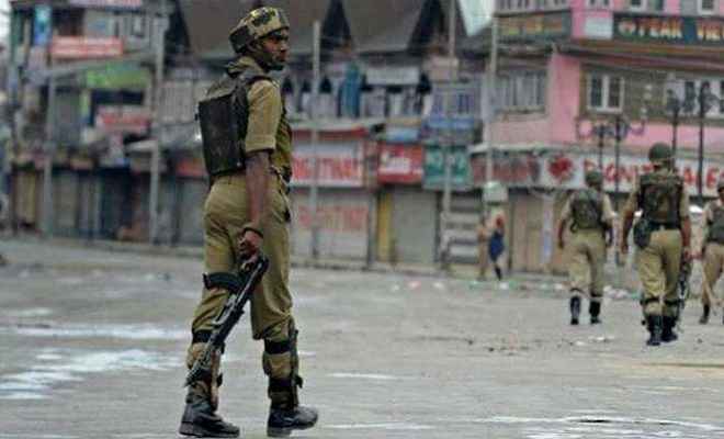 जम्‍मू/कश्‍मीर: श्रीनगर में धारा 144, उमर और महबूबा नजरबंद, राजौरी और बनिहाल में कर्फ्यू