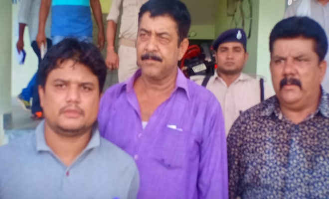 मोतिहारी के ढाका एसडीएम कार्यालय के नाजीर सह पेशकार घूस लेने के आरोप में गिरफ्तार, निगरानी ने कहा- 25 हजार लेते रंगे हाथ पकड़ा