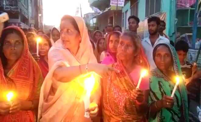 रामनगर प्रखंड मुख्यालय में आरती की नृशंस हत्या के विरोध में आक्रोशित लोगों ने निकाला कैंडल मार्च, प्रशासन को जमकर कोसा