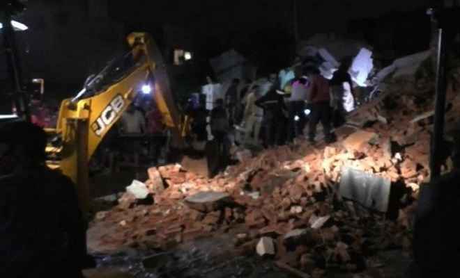 गुजरात:  तीन मंजिला इमारत गिरने से 4 लोगों की मौत, राहत एवं बचाव कार्य जारी