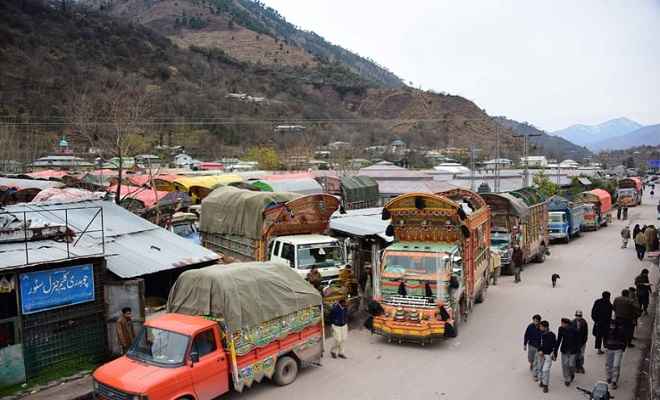 पाकिस्तान ने रोका कारोबार, दैनिक उपभोग का सामान लेकर नियमित पहुंचने वाली कोई भी गाड़ी नहीं पहुंची भारत