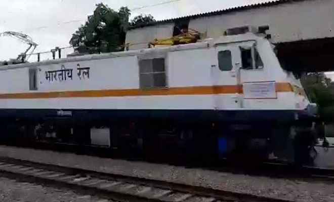 अब पटरियों पर 180 किमी. की रफ्तार से दौड़ेंगी ट्रेनें, भारतीय रेलवे ने तैयार किया इंजन