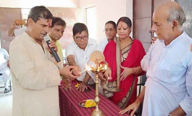 नरकटियागंज स्थित उच्चत्तर माध्यमिक विद्यालय के केदार प्रसाद सभागार में संस्कृत दिवस सप्ताह का आयोजन
