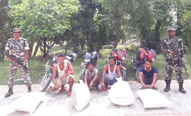 रक्सौल में एसएसबी ने काली मिर्च के साथ तस्करी के आरोप में नेपाल के चार गिरफ्तार, चार बाइक भी जब्त