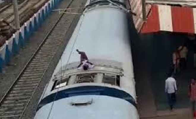 ट्रेन की छत पर चढ़कर युवक ने किया ड्रामा, हिरासत में लेकर पुलिस कर रही है पूछताछ
