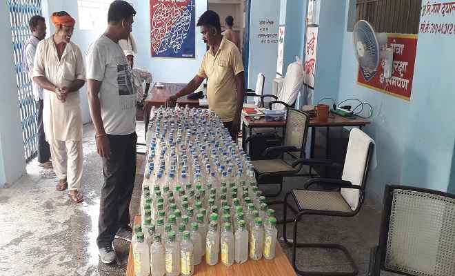 पताही पुलिस ने पांच सौ बोतल लेमन फ्लेवर नेपाली कस्तूरी शराब की जब्त, माफिया फरार