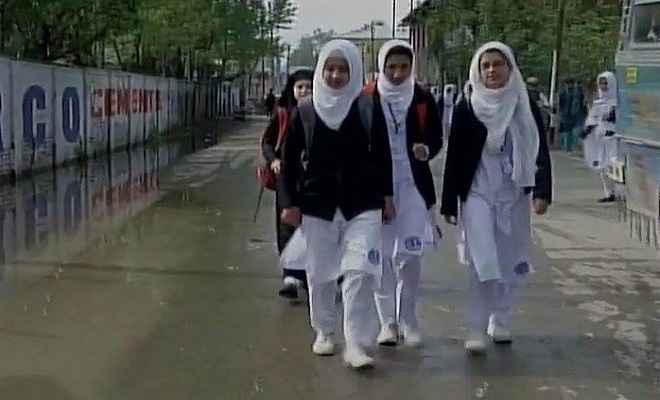 कश्मीर में पटरी पर वापस लौटी ज़िंदगी, घाटी में उच्च विद्यालय भी खुले