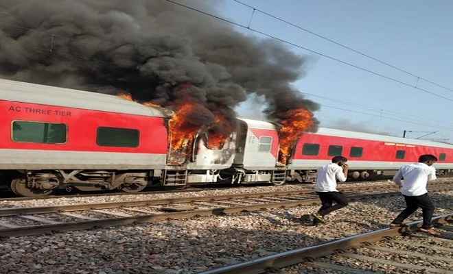 हैदराबाद से दिल्ली जाने वाली तेलंगाना एक्सप्रेस की दो बोगियों में लगी आग, सभी यात्री सुरक्षित