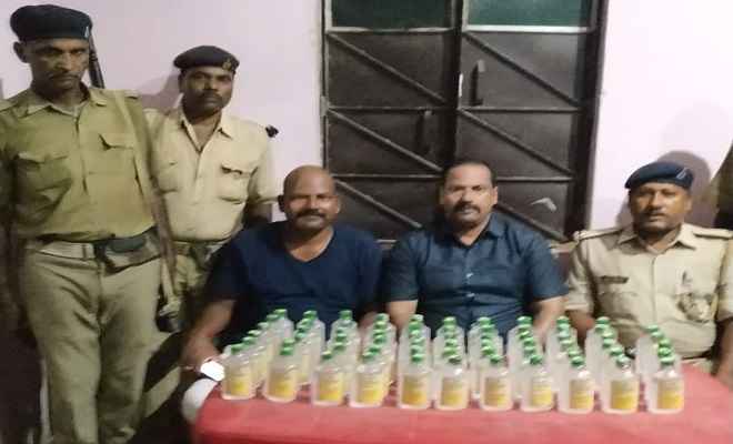 छापेमारी के दौरान पुलिस ने 65 बोतल नेपाली सौंफी दारू किया बरामद, कारोबारी फरार