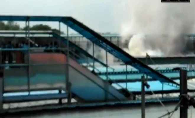 नई दिल्ली रेलवे स्टेशन पर खड़ी केरला संपर्क क्रांति एक्सप्रेस के जनरेटर कार में लगी आग