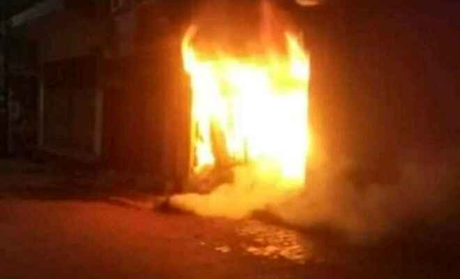 चौतरवा में डीजल पेट्रोल के अवैध भंडारित दुकान में आग, लाखों की क्षति