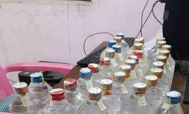 पुलिस ने सर्च अभियान के दौरान 32 पीस नेपाली सौंफी दारू किया बरामद, एक शराब कारोबारी गिरफ्तार