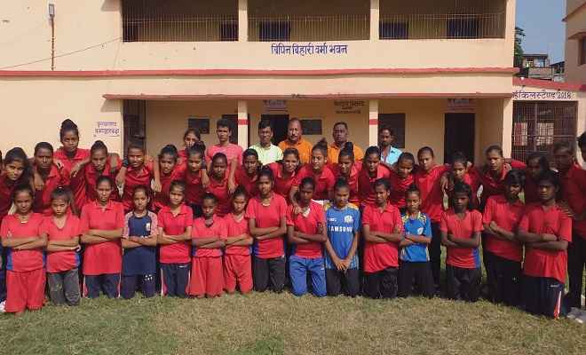 नरकटियागंज टाउन क्लब की महिला व पुरुष फुटबॉल टीम को राजद नेता वसीम मंज़र का पूर्ण सहयोग मिला
