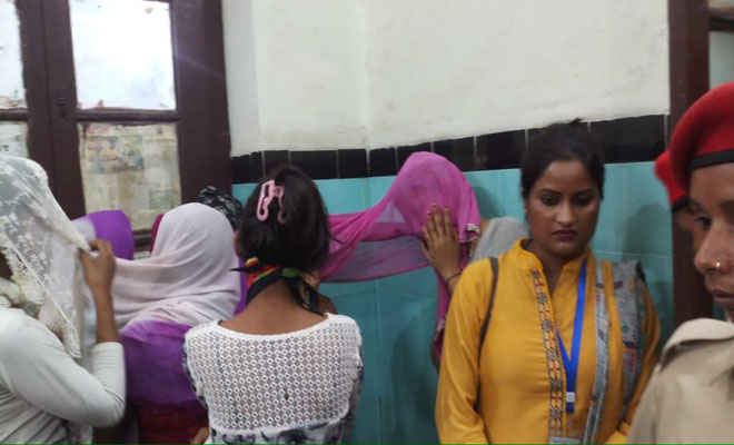 असम पुलिस ने मोतिहारी के कोटवा व पीपराकोठी में रेड कर ऑकेस्ट्रा संचालकों को पकड़ा, कई लड़कियां हुई मुक्त